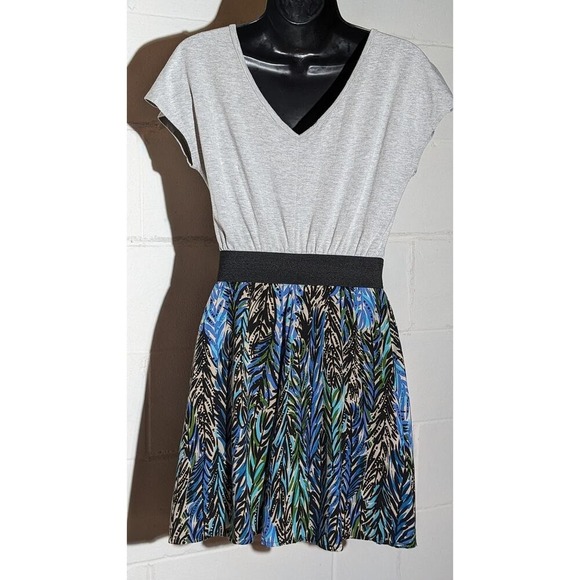 Xhilaration Gray V-Neck Dress with Leaf Print Skirt and Elastic Waistband Medium - Picture 3 of 6